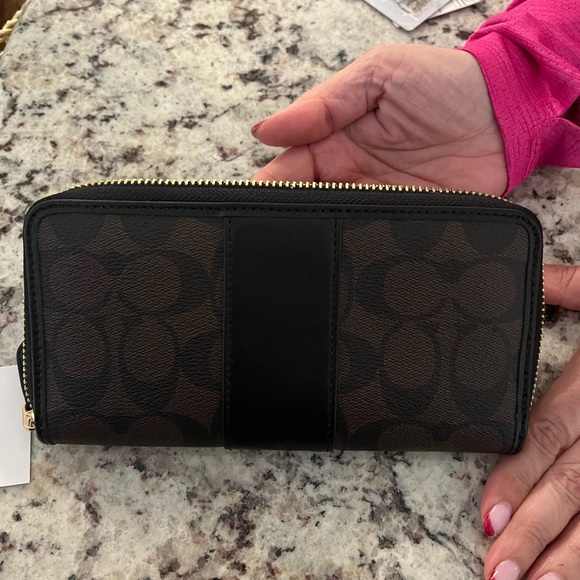 Brand New Coach Wallet - Picture 3 of 6